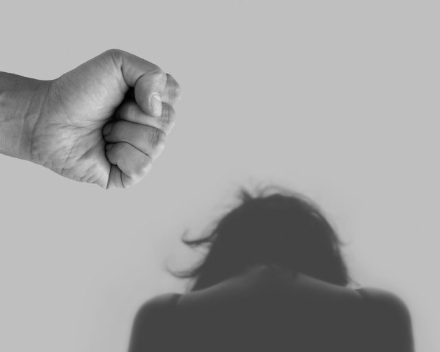 Przemoc w rodzinie. Jak uzyskać pomoc Policji?