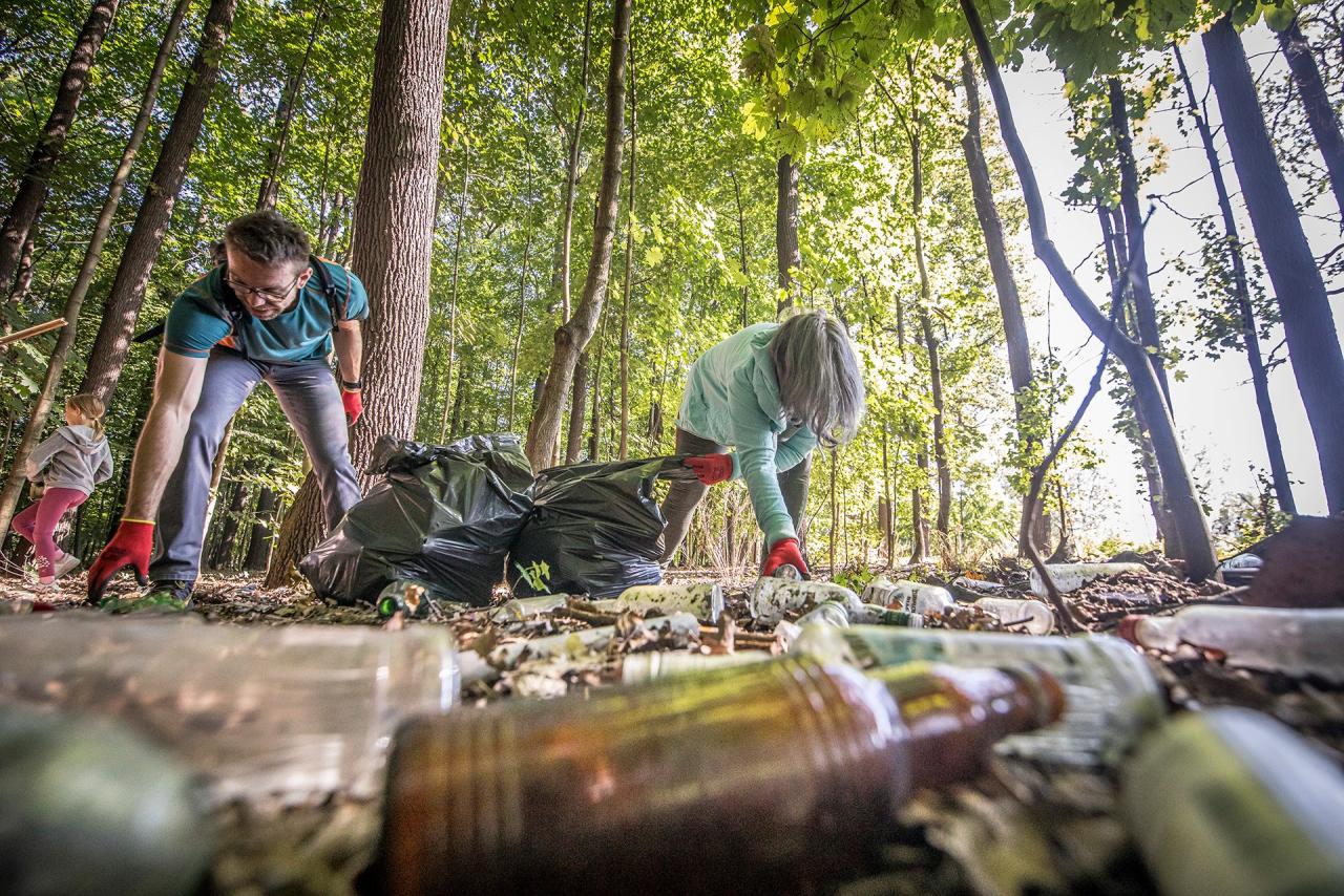 Udana akcja "Książka za worek śmieci" w Katowicach. Znaleziono m.in. smartwatcha i... kota - fotoreportaż