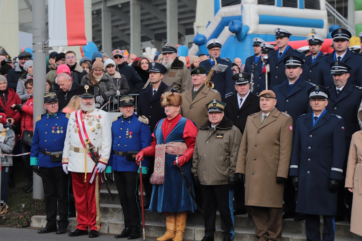 Żołnierze 13 Śląskiej Brygady OT i mieszkańcy razem na Święcie Niepodległości - fotoreportaż