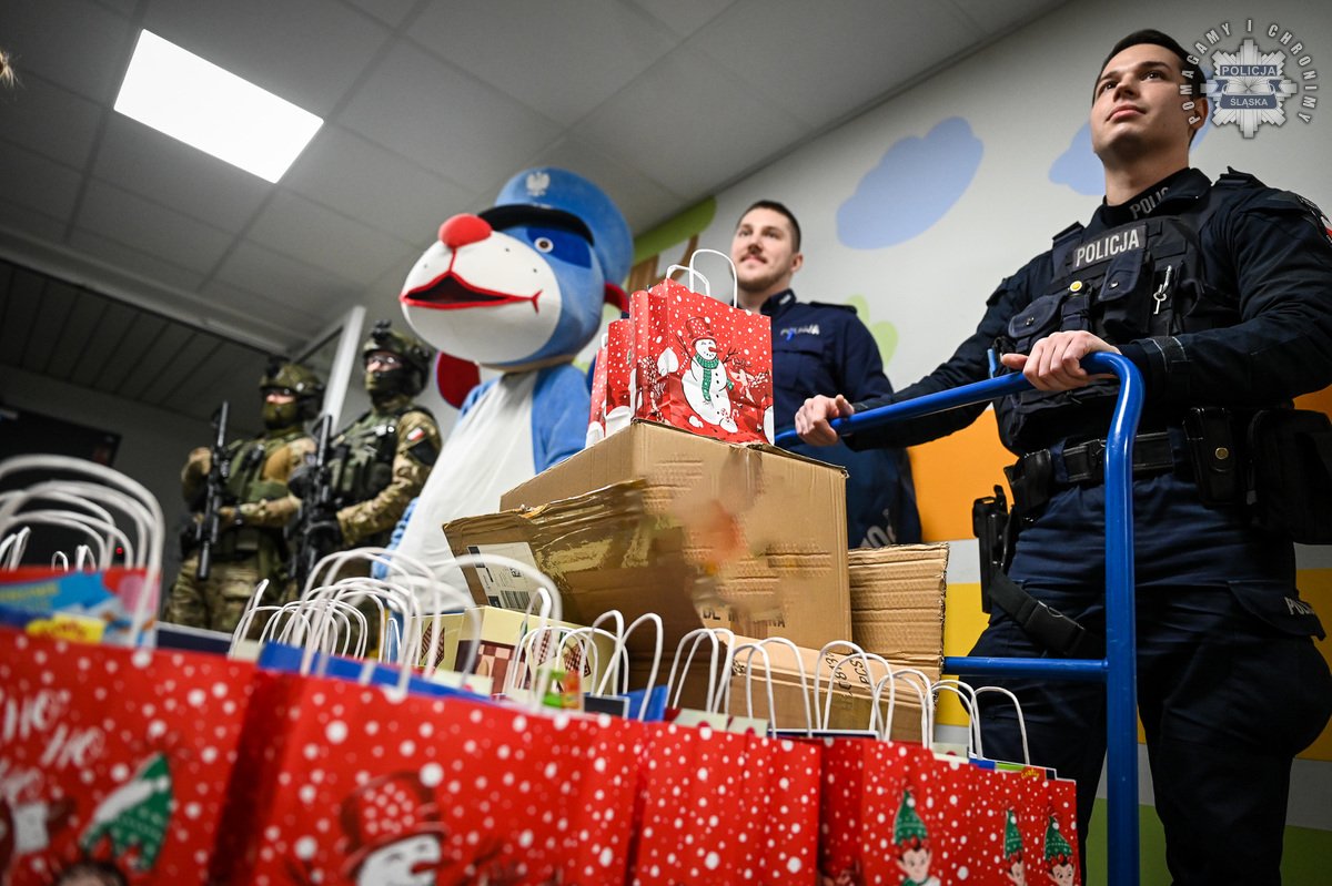 Śląska Policja niesie świąteczną radość dzieciom w szpitalu - fotoreportaż