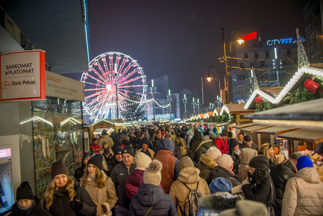 Trwa jarmark bożonarodzeniowy na rynku. Tłumy ludzi! [FOTORELACJA] - fotoreportaż
