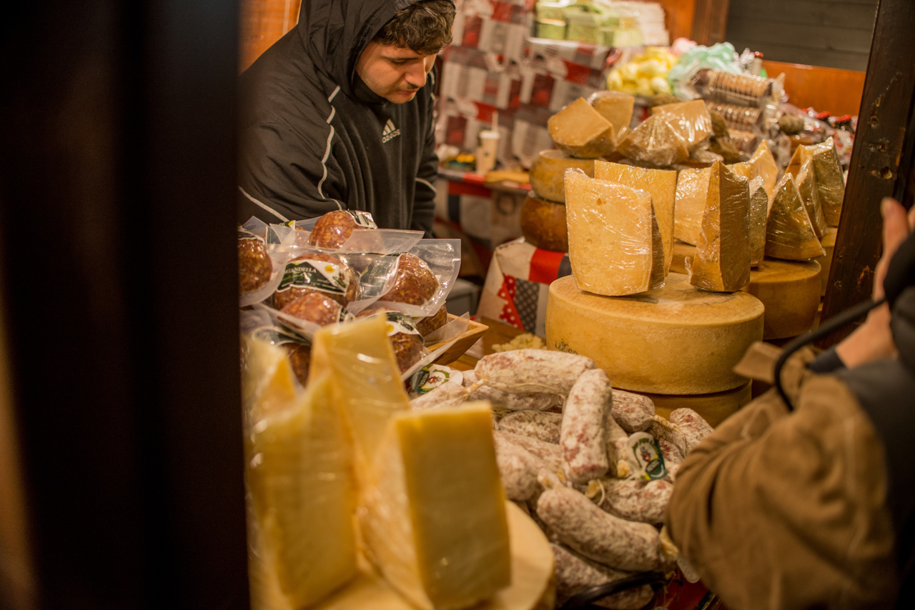 Trwa jarmark bożonarodzeniowy na rynku. Tłumy ludzi! [FOTORELACJA] - fotoreportaż