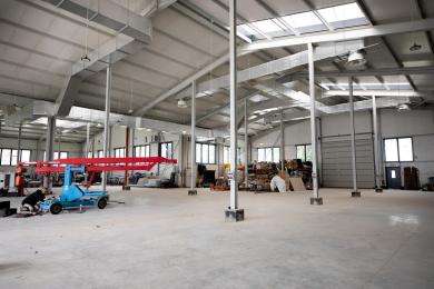 Jakie wyposażenie dodatkowe zwiększa funkcjonalność hal stalowych?