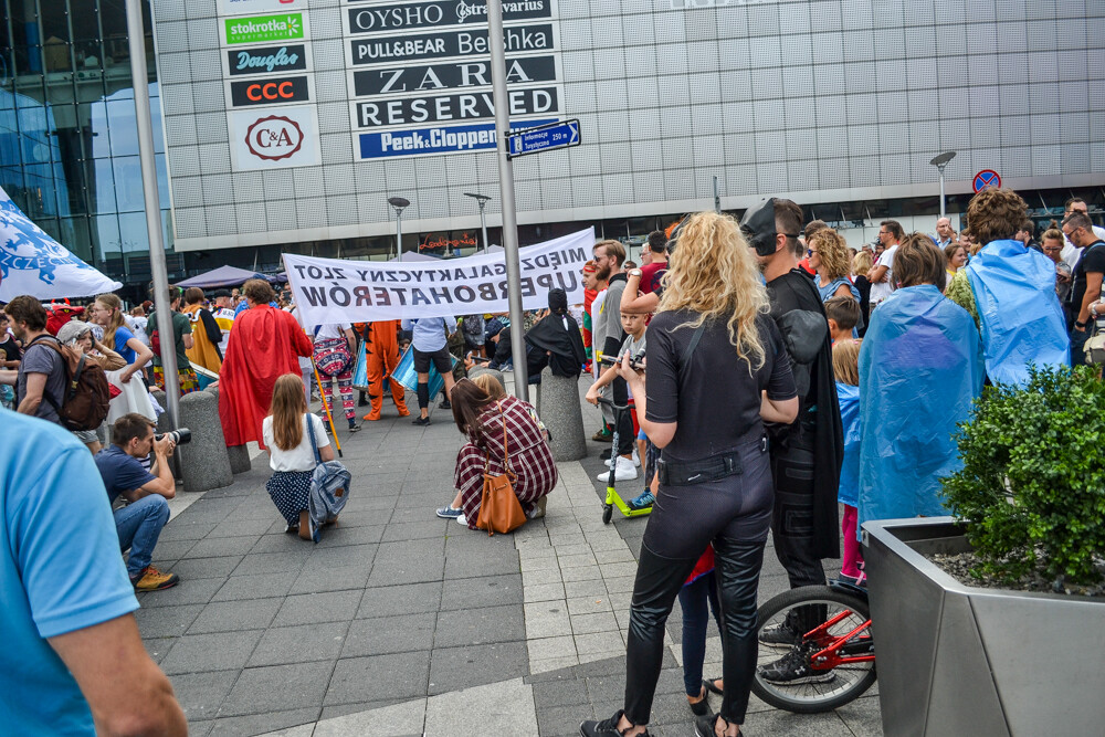 Trwa kolejna edycja Zlotu Superbohaterów, kolorowy tłum po raz drugi przeszedł przez centrum miasta, zmierzając tym razem do Strefy Kultury.