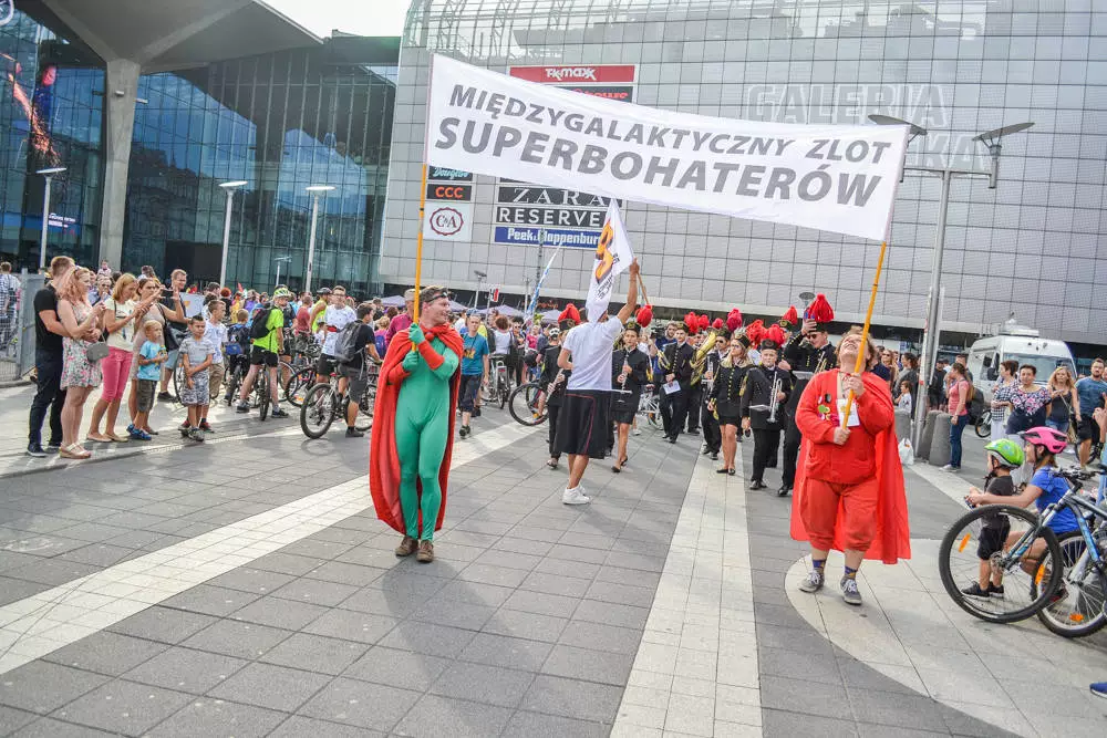 Trwa kolejna edycja Zlotu Superbohaterów, kolorowy tłum po raz drugi przeszedł przez centrum miasta, zmierzając tym razem do Strefy Kultury.
