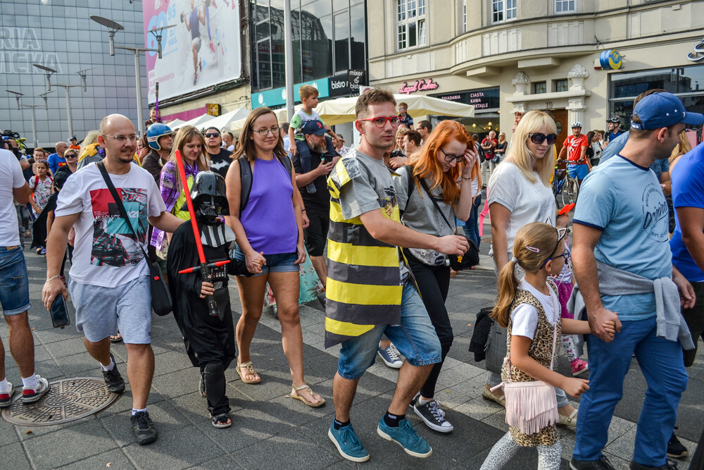 Trwa kolejna edycja Zlotu Superbohaterów, kolorowy tłum po raz drugi przeszedł przez centrum miasta, zmierzając tym razem do Strefy Kultury.