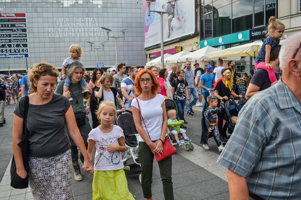 Trwa kolejna edycja Zlotu Superbohaterów, kolorowy tłum po raz drugi przeszedł przez centrum miasta, zmierzając tym razem do Strefy Kultury.