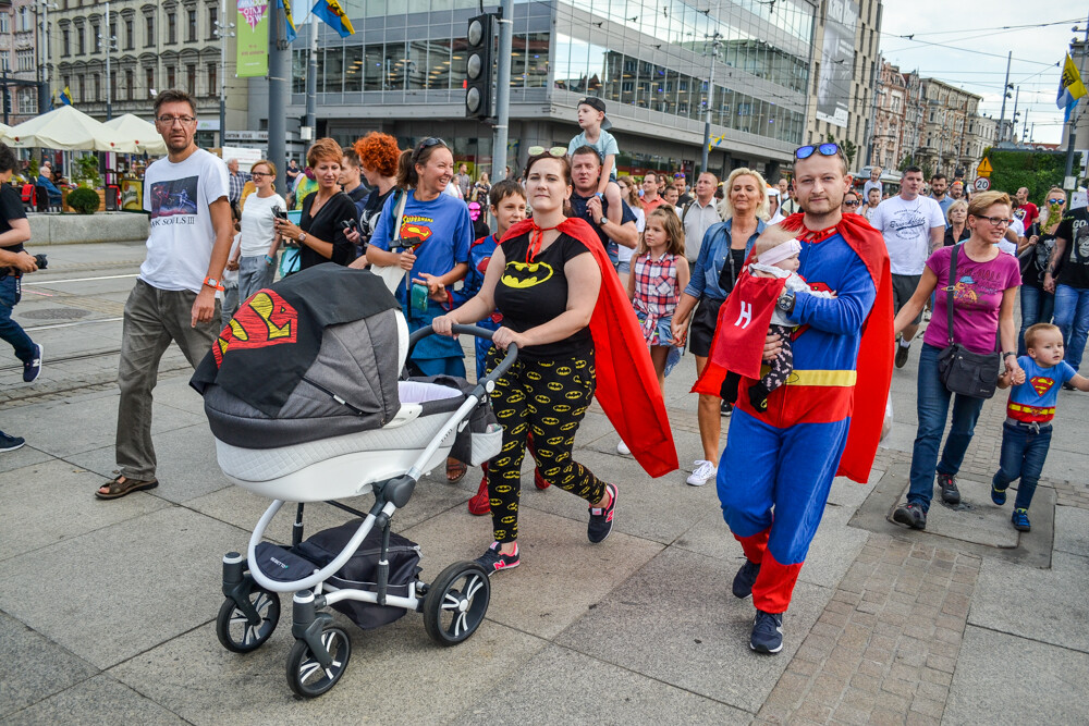 Trwa kolejna edycja Zlotu Superbohaterów, kolorowy tłum po raz drugi przeszedł przez centrum miasta, zmierzając tym razem do Strefy Kultury.