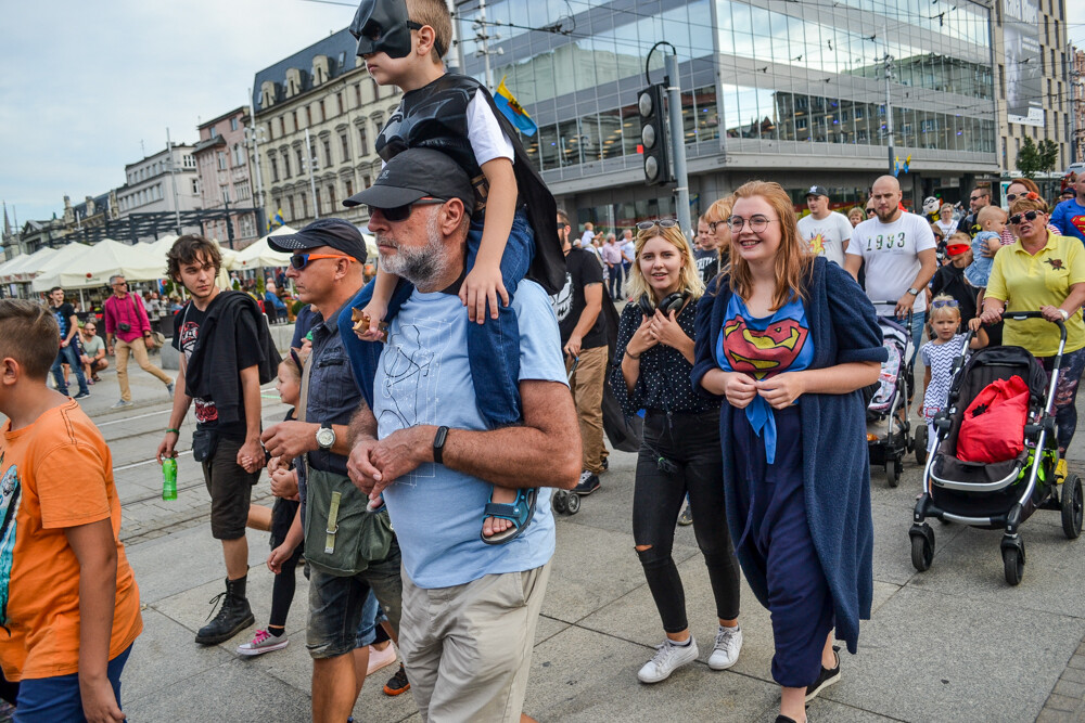 Trwa kolejna edycja Zlotu Superbohaterów, kolorowy tłum po raz drugi przeszedł przez centrum miasta, zmierzając tym razem do Strefy Kultury.