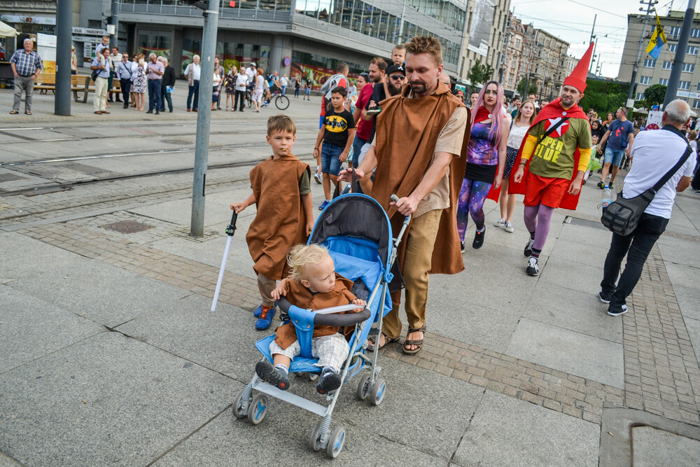 Trwa kolejna edycja Zlotu Superbohaterów, kolorowy tłum po raz drugi przeszedł przez centrum miasta, zmierzając tym razem do Strefy Kultury.