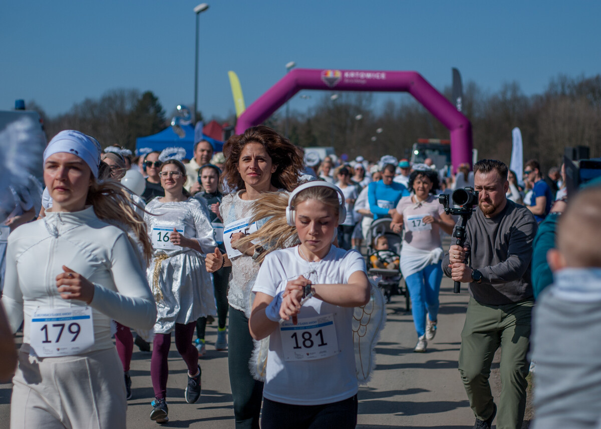 Za nami kolejna, dwunasta już odsłona biegu fundacji Śląskie Anioły. Kilkuset uczestników ruszyło dziś w trasę biegnącą alejkami katowickiego Parku Leśnego.