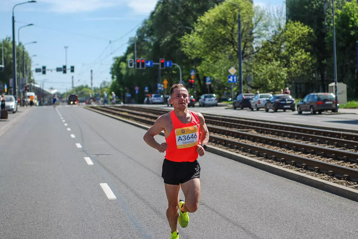 Za nami 19 Silesia Półmaraton, na trasę wybiegło ponad 2000 osób. Do pokonania mieli nie tylko połowę królewskiego dystansu, mierzyli się także z wysoka temperaturą i słońcem. Najlepszy zawodnik ukończył bieg w nieco ponad godzinę!