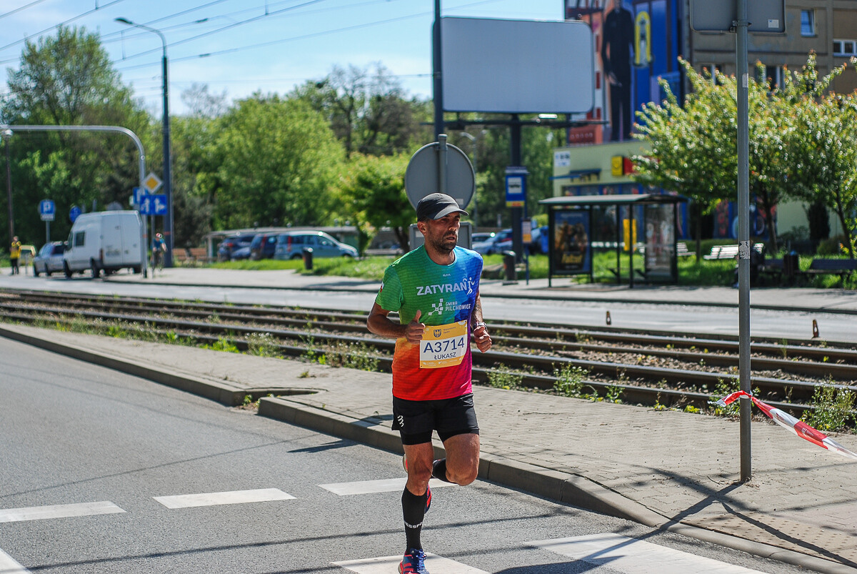 Za nami 19 Silesia Półmaraton, na trasę wybiegło ponad 2000 osób. Do pokonania mieli nie tylko połowę królewskiego dystansu, mierzyli się także z wysoka temperaturą i słońcem. Najlepszy zawodnik ukończył bieg w nieco ponad godzinę!