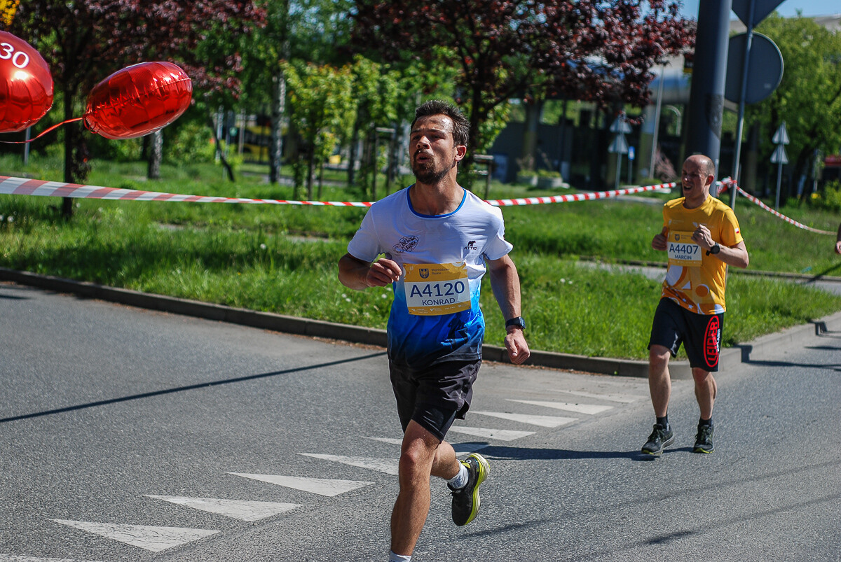 Za nami 19 Silesia Półmaraton, na trasę wybiegło ponad 2000 osób. Do pokonania mieli nie tylko połowę królewskiego dystansu, mierzyli się także z wysoka temperaturą i słońcem. Najlepszy zawodnik ukończył bieg w nieco ponad godzinę!