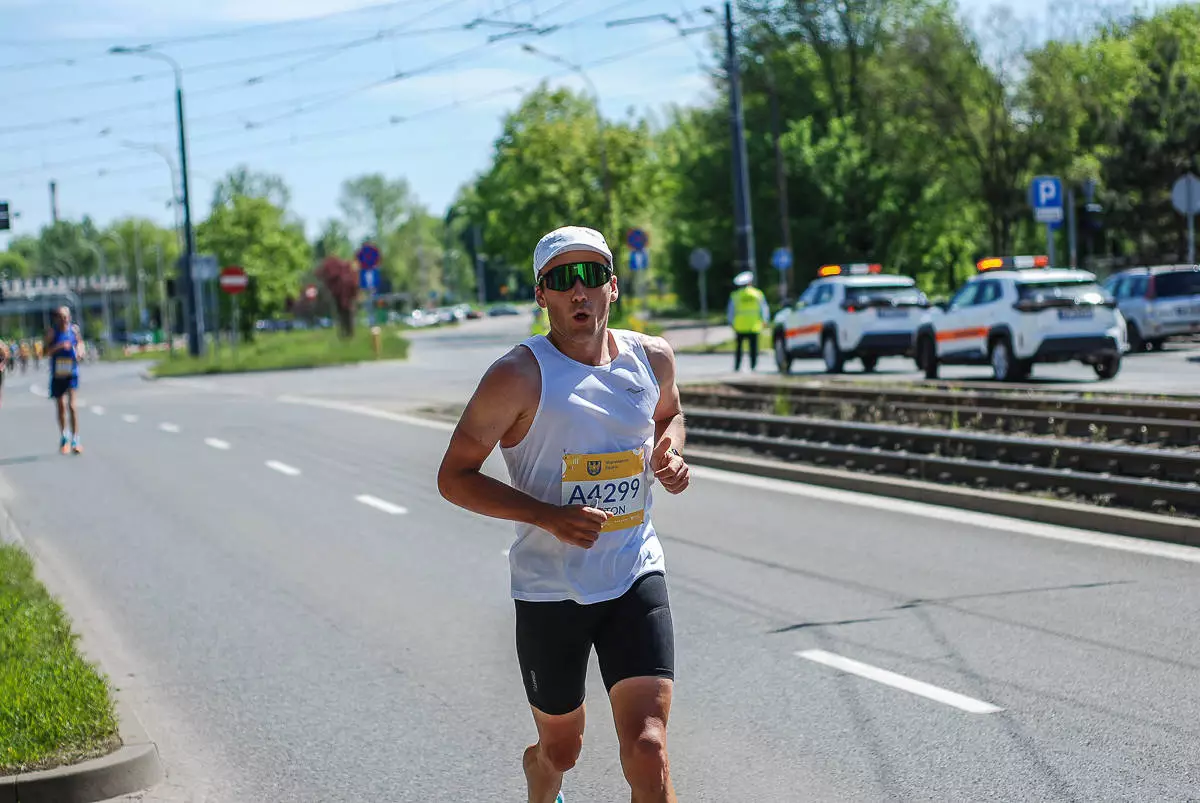 Za nami 19 Silesia Półmaraton, na trasę wybiegło ponad 2000 osób. Do pokonania mieli nie tylko połowę królewskiego dystansu, mierzyli się także z wysoka temperaturą i słońcem. Najlepszy zawodnik ukończył bieg w nieco ponad godzinę!