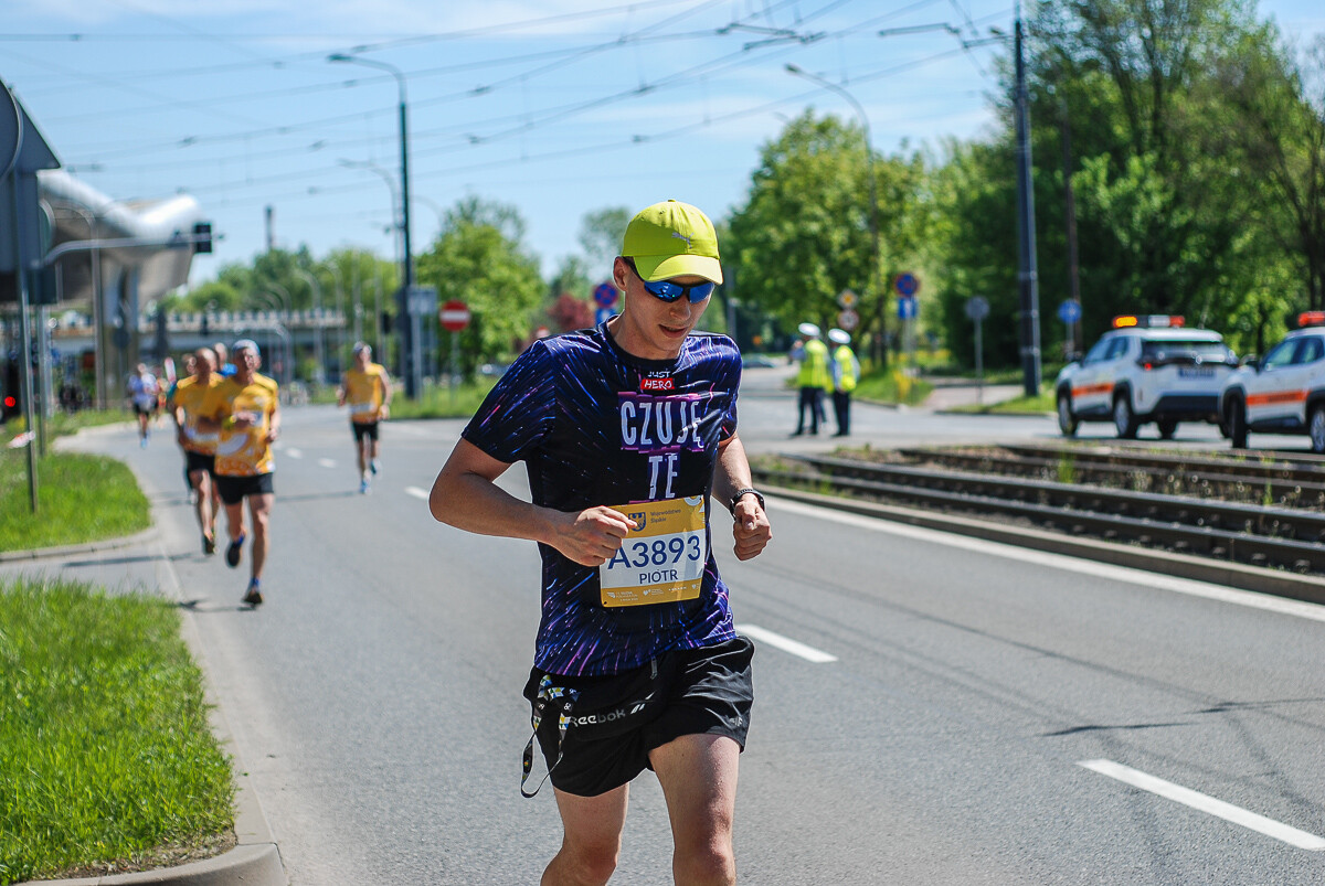 Za nami 19 Silesia Półmaraton, na trasę wybiegło ponad 2000 osób. Do pokonania mieli nie tylko połowę królewskiego dystansu, mierzyli się także z wysoka temperaturą i słońcem. Najlepszy zawodnik ukończył bieg w nieco ponad godzinę!