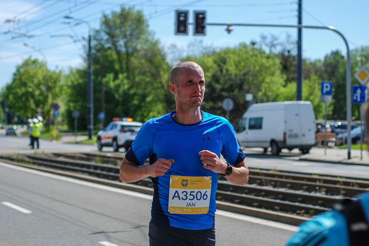 Za nami 19 Silesia Półmaraton, na trasę wybiegło ponad 2000 osób. Do pokonania mieli nie tylko połowę królewskiego dystansu, mierzyli się także z wysoka temperaturą i słońcem. Najlepszy zawodnik ukończył bieg w nieco ponad godzinę!