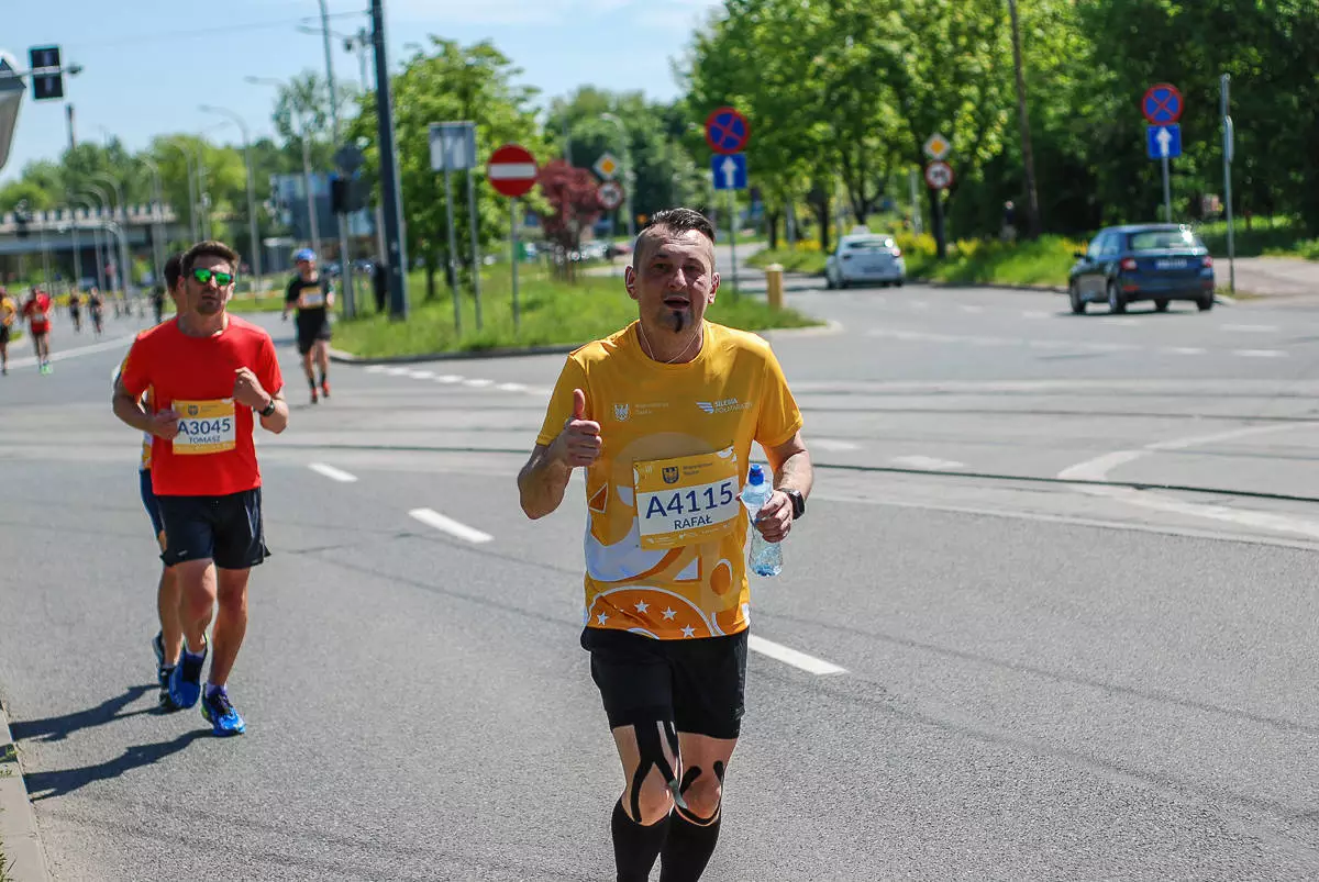 Za nami 19 Silesia Półmaraton, na trasę wybiegło ponad 2000 osób. Do pokonania mieli nie tylko połowę królewskiego dystansu, mierzyli się także z wysoka temperaturą i słońcem. Najlepszy zawodnik ukończył bieg w nieco ponad godzinę!