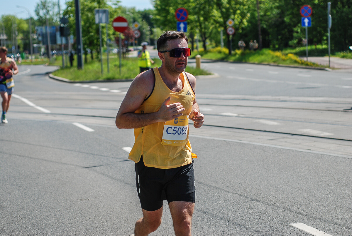 Za nami 19 Silesia Półmaraton, na trasę wybiegło ponad 2000 osób. Do pokonania mieli nie tylko połowę królewskiego dystansu, mierzyli się także z wysoka temperaturą i słońcem. Najlepszy zawodnik ukończył bieg w nieco ponad godzinę!