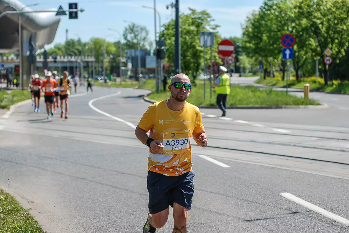 Za nami 19 Silesia Półmaraton, na trasę wybiegło ponad 2000 osób. Do pokonania mieli nie tylko połowę królewskiego dystansu, mierzyli się także z wysoka temperaturą i słońcem. Najlepszy zawodnik ukończył bieg w nieco ponad godzinę!
