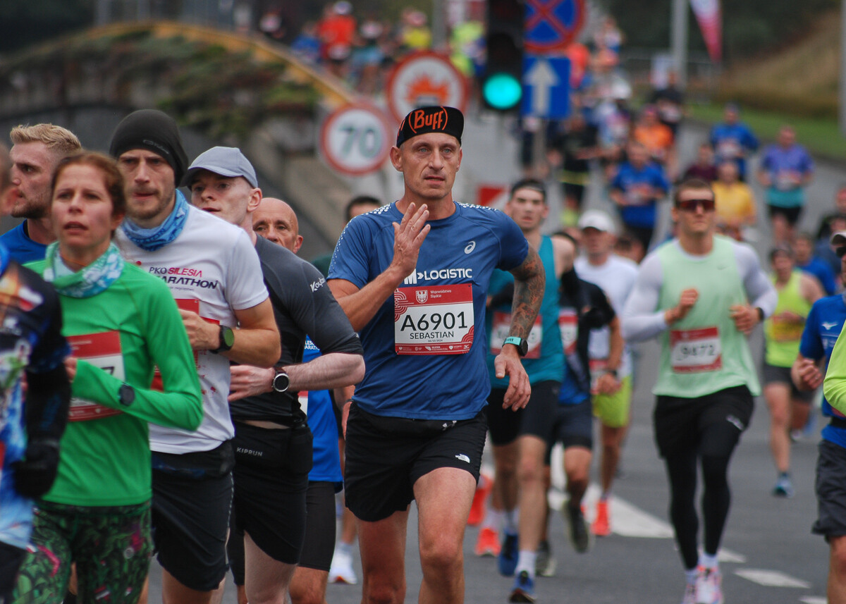 Dwie godziny po starcie Silesia Marathon ruszyli uczestnicy biegu na dystansie półmaratonu. Kolejne tysiące biegaczy pojawiło się na ulicach śląskich miast. Złapaliśmy ich na katowickim odcinku trasy.