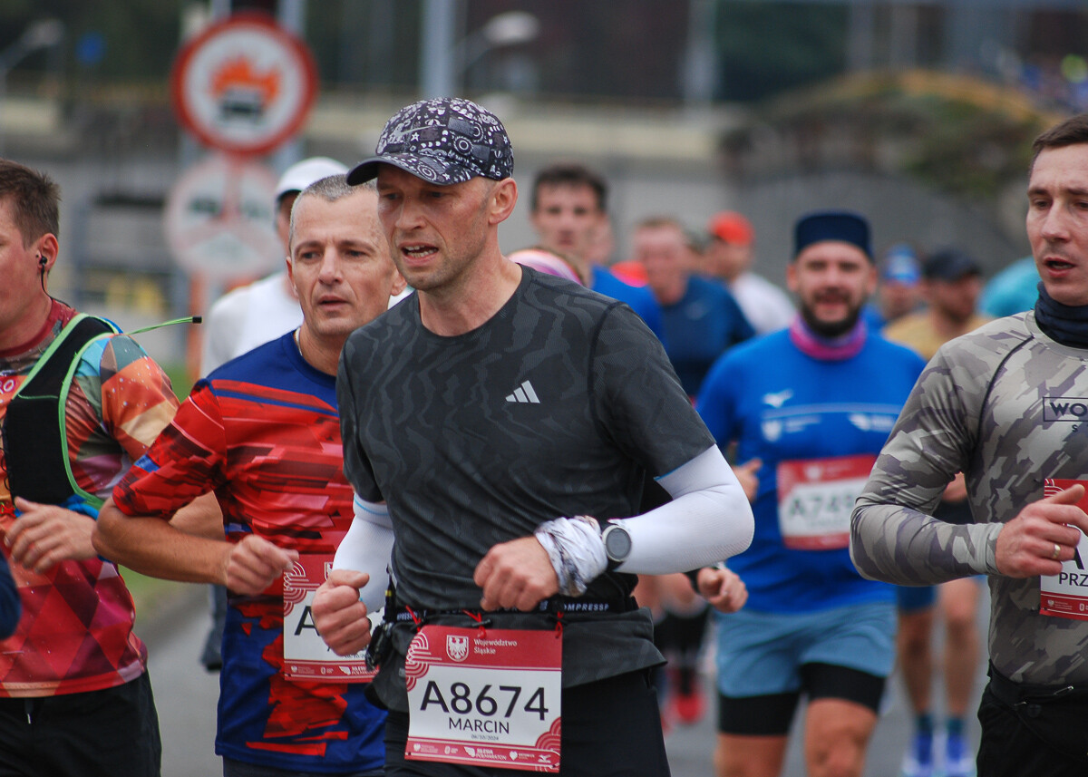 Dwie godziny po starcie Silesia Marathon ruszyli uczestnicy biegu na dystansie półmaratonu. Kolejne tysiące biegaczy pojawiło się na ulicach śląskich miast. Złapaliśmy ich na katowickim odcinku trasy.
