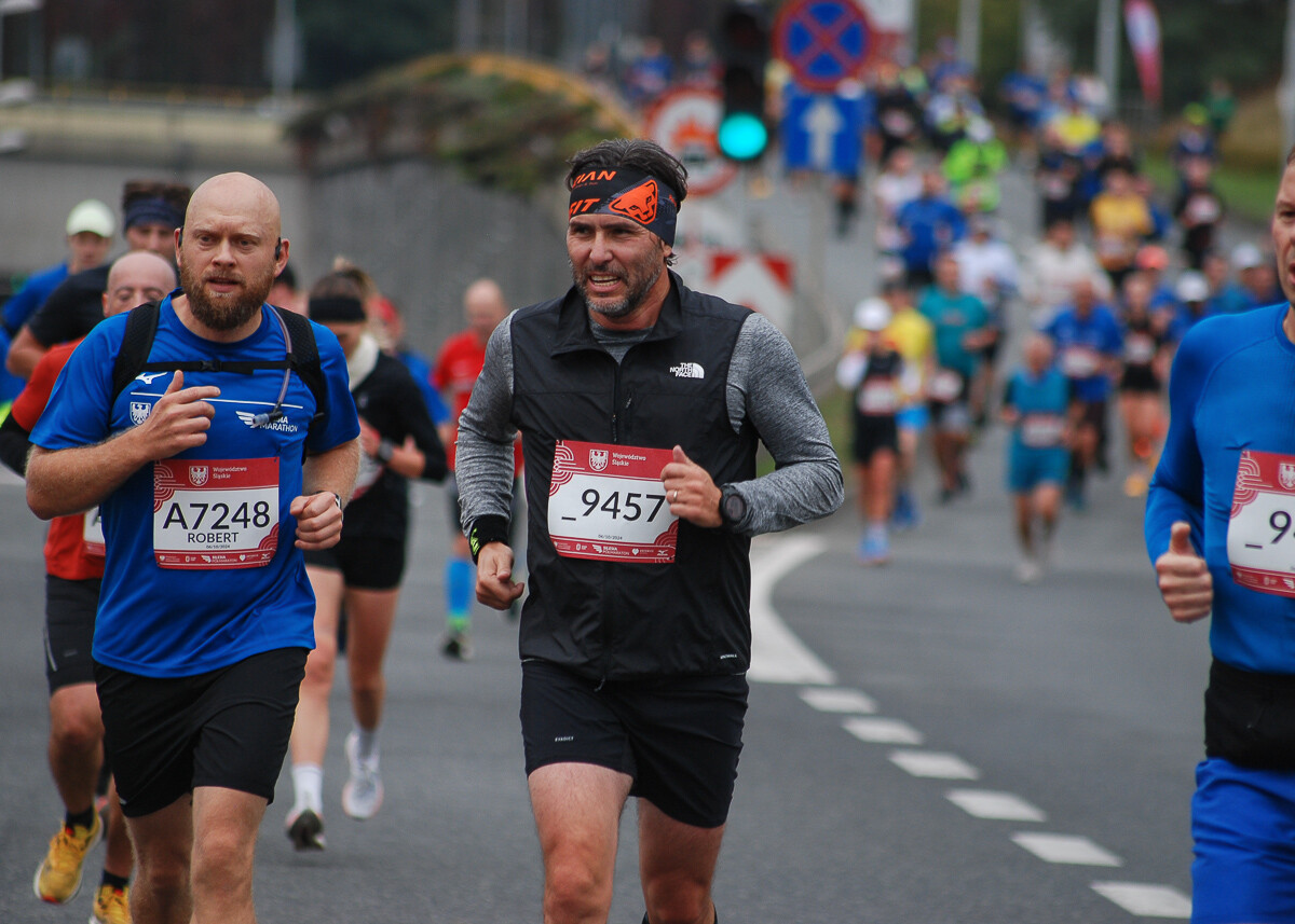 Dwie godziny po starcie Silesia Marathon ruszyli uczestnicy biegu na dystansie półmaratonu. Kolejne tysiące biegaczy pojawiło się na ulicach śląskich miast. Złapaliśmy ich na katowickim odcinku trasy.