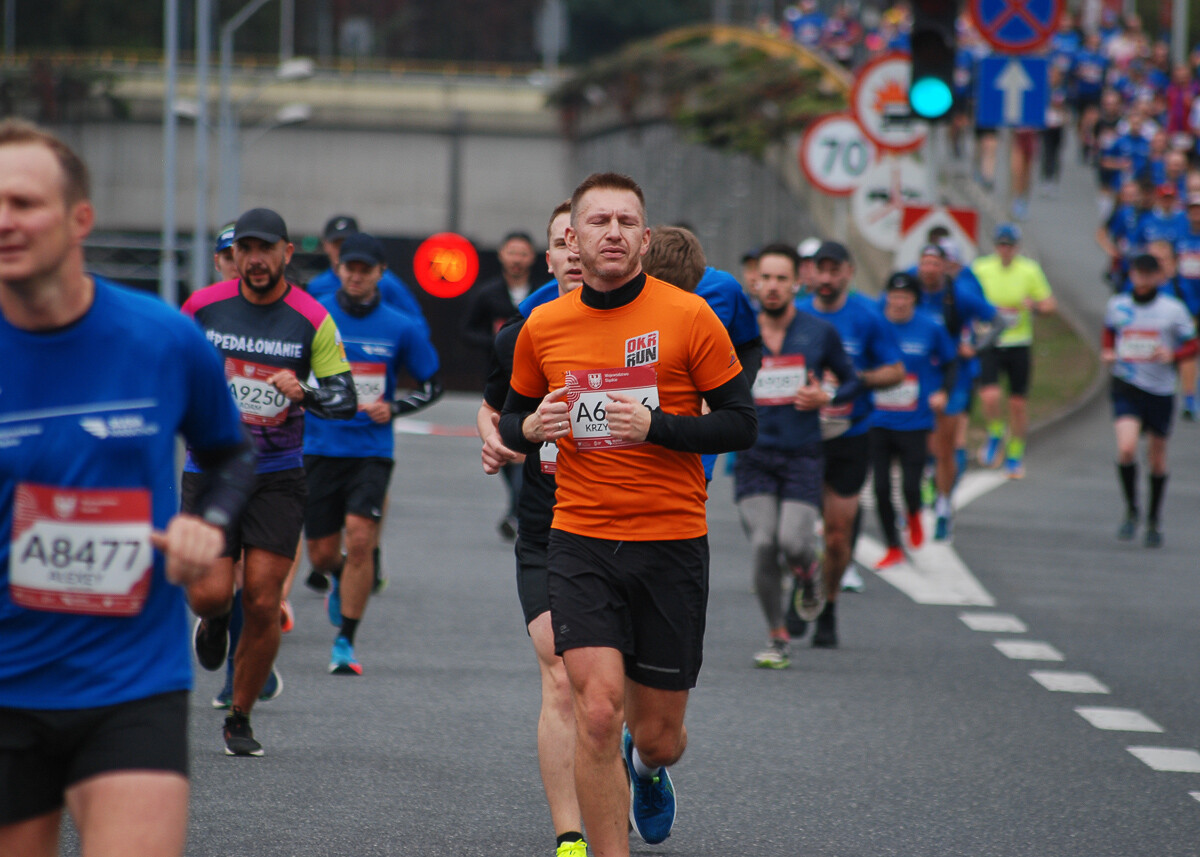 Dwie godziny po starcie Silesia Marathon ruszyli uczestnicy biegu na dystansie półmaratonu. Kolejne tysiące biegaczy pojawiło się na ulicach śląskich miast. Złapaliśmy ich na katowickim odcinku trasy.