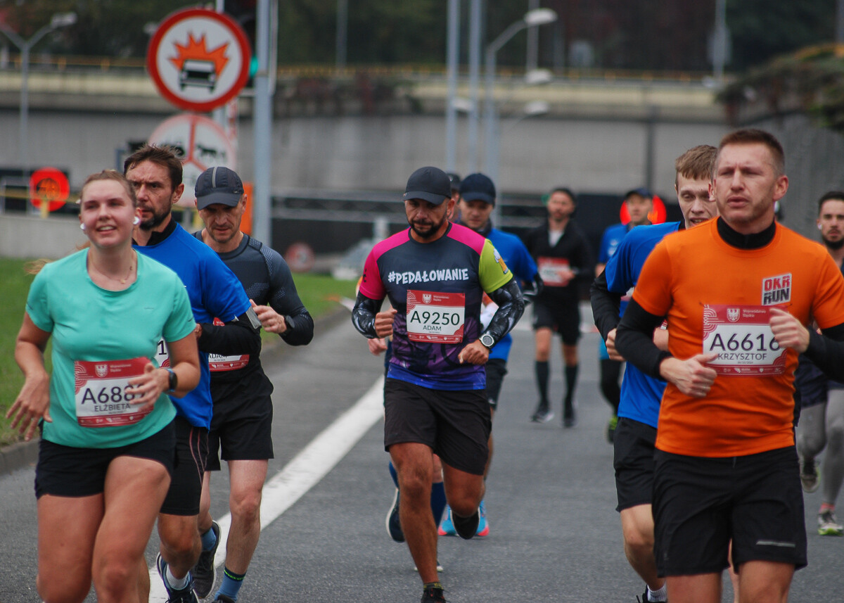 Dwie godziny po starcie Silesia Marathon ruszyli uczestnicy biegu na dystansie półmaratonu. Kolejne tysiące biegaczy pojawiło się na ulicach śląskich miast. Złapaliśmy ich na katowickim odcinku trasy.