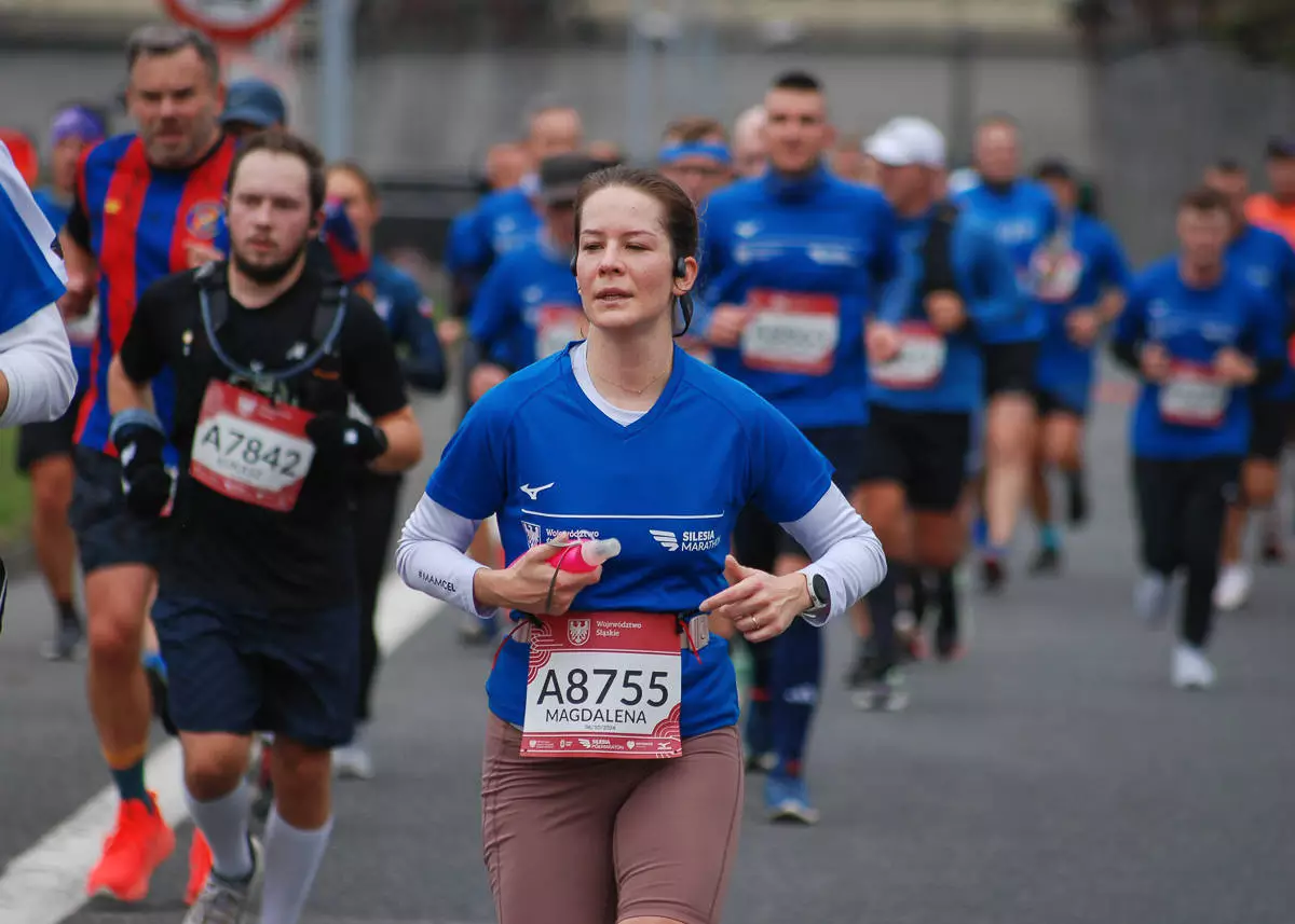 Dwie godziny po starcie Silesia Marathon ruszyli uczestnicy biegu na dystansie półmaratonu. Kolejne tysiące biegaczy pojawiło się na ulicach śląskich miast. Złapaliśmy ich na katowickim odcinku trasy.