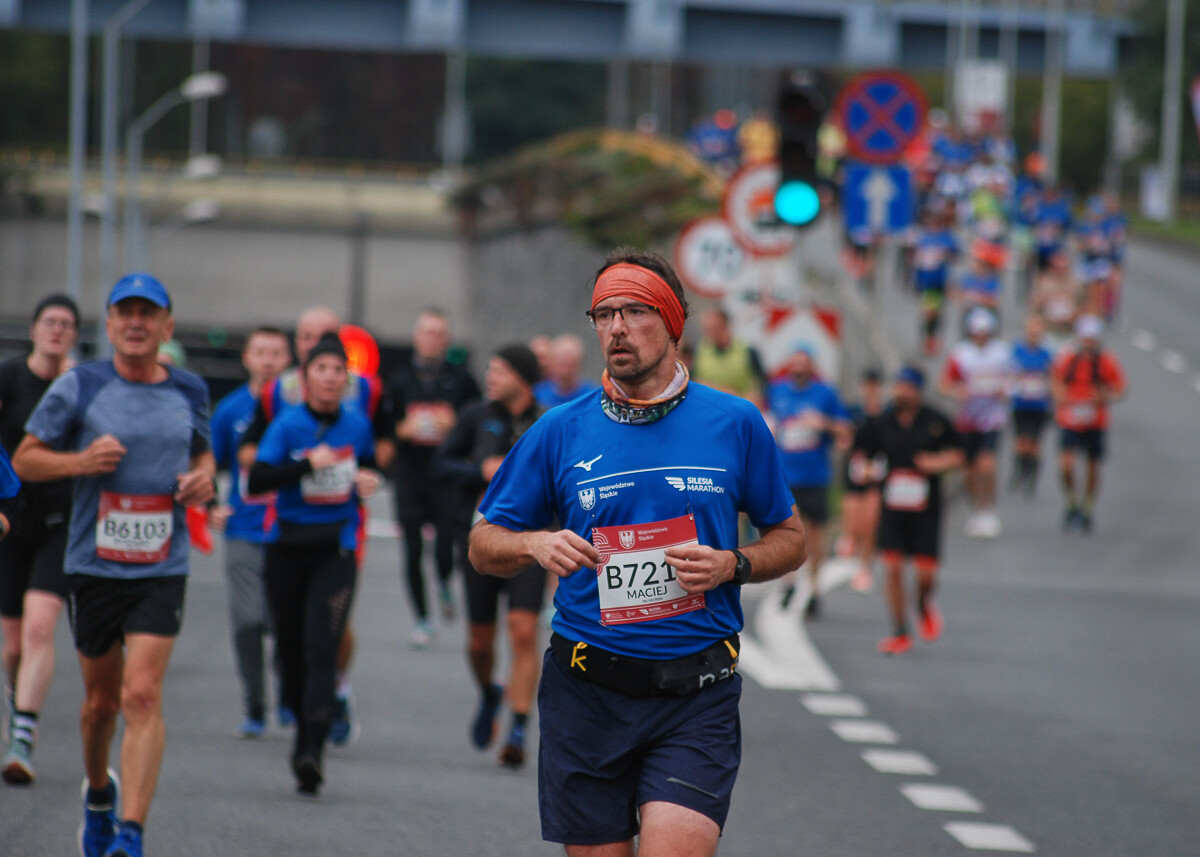 Dwie godziny po starcie Silesia Marathon ruszyli uczestnicy biegu na dystansie półmaratonu. Kolejne tysiące biegaczy pojawiło się na ulicach śląskich miast. Złapaliśmy ich na katowickim odcinku trasy.