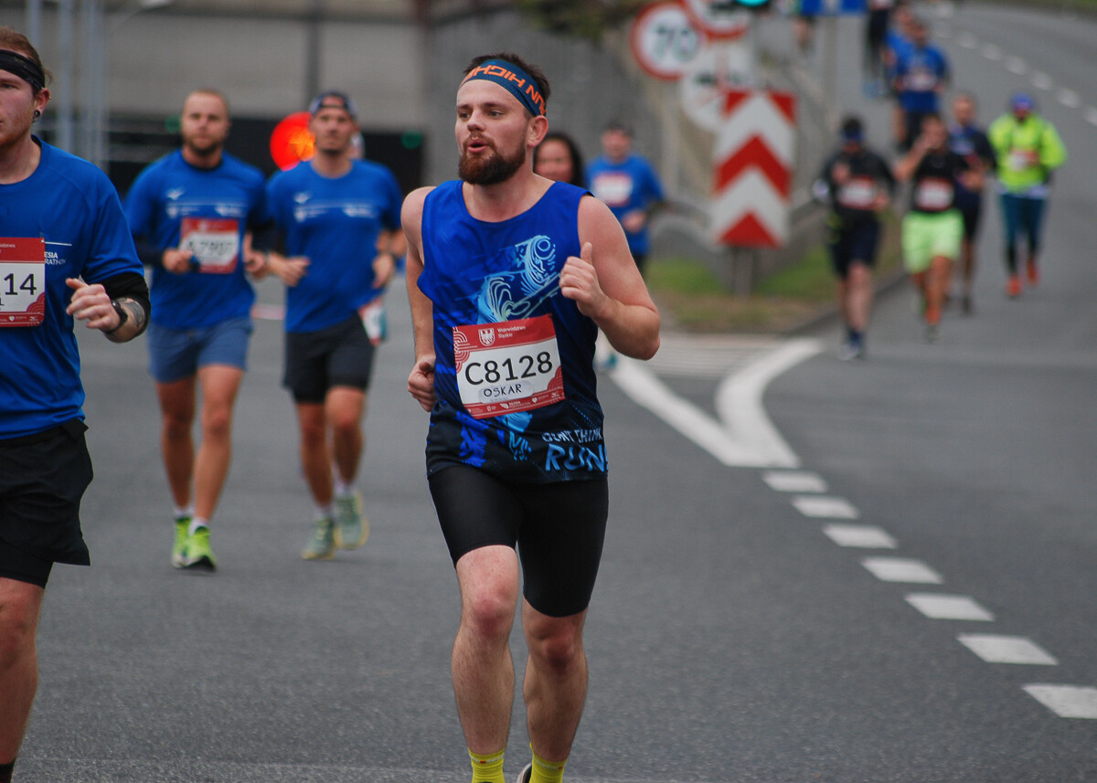 Dwie godziny po starcie Silesia Marathon ruszyli uczestnicy biegu na dystansie półmaratonu. Kolejne tysiące biegaczy pojawiło się na ulicach śląskich miast. Złapaliśmy ich na katowickim odcinku trasy.