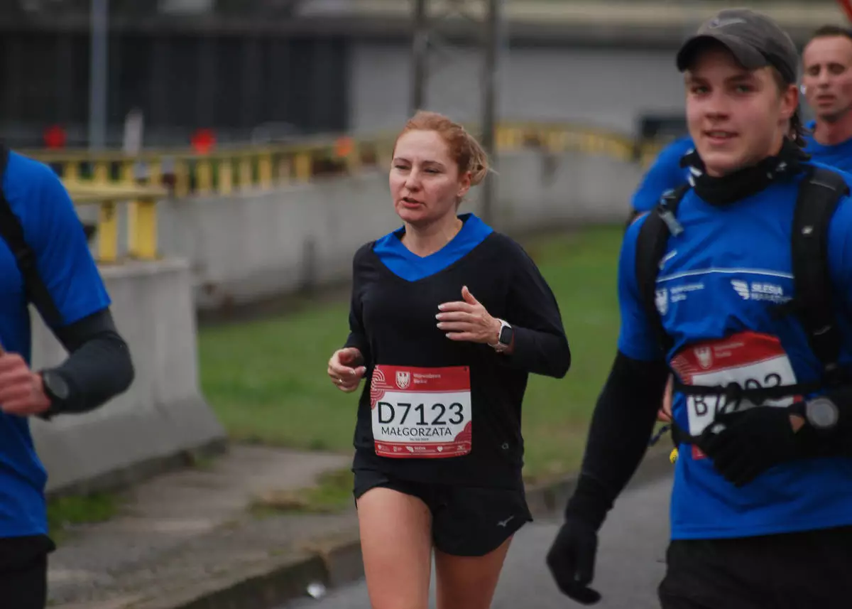 Dwie godziny po starcie Silesia Marathon ruszyli uczestnicy biegu na dystansie półmaratonu. Kolejne tysiące biegaczy pojawiło się na ulicach śląskich miast. Złapaliśmy ich na katowickim odcinku trasy.