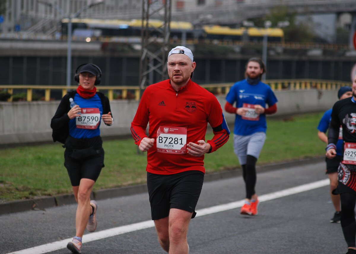 Dwie godziny po starcie Silesia Marathon ruszyli uczestnicy biegu na dystansie półmaratonu. Kolejne tysiące biegaczy pojawiło się na ulicach śląskich miast. Złapaliśmy ich na katowickim odcinku trasy.