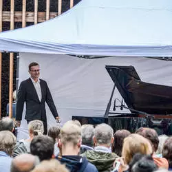 Pierwszy koncert w ramach Piano Tężnia za nami - tłum w Parku Zadole