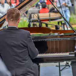 Pierwszy koncert w ramach Piano Tężnia za nami - tłum w Parku Zadole