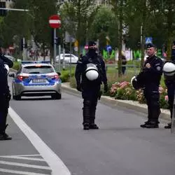 Policjanci dbali o bezpieczeństwo uczestników "Marszu Równości" i kibiców