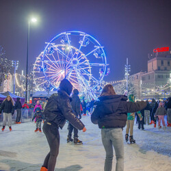 Trwa jarmark bożonarodzeniowy na rynku. Tłumy ludzi! [FOTORELACJA]