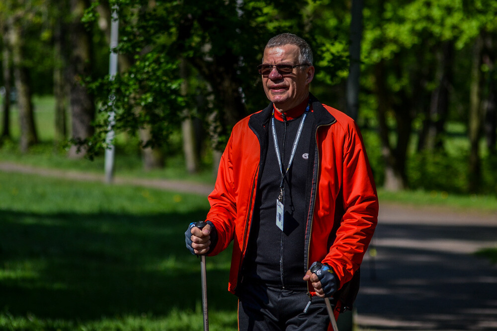 Oprócz biegaczy, w zawodach startują też zawodnicy nordic walking.