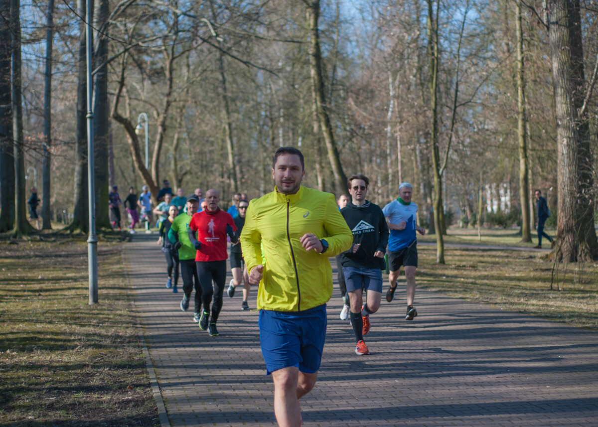 Za nami kolejna edycja spotkań biegowych parkrun Katowice. Tym razem, przy okazji okrągłej, 400. rocznicy, powitano także nadejście wiosny.