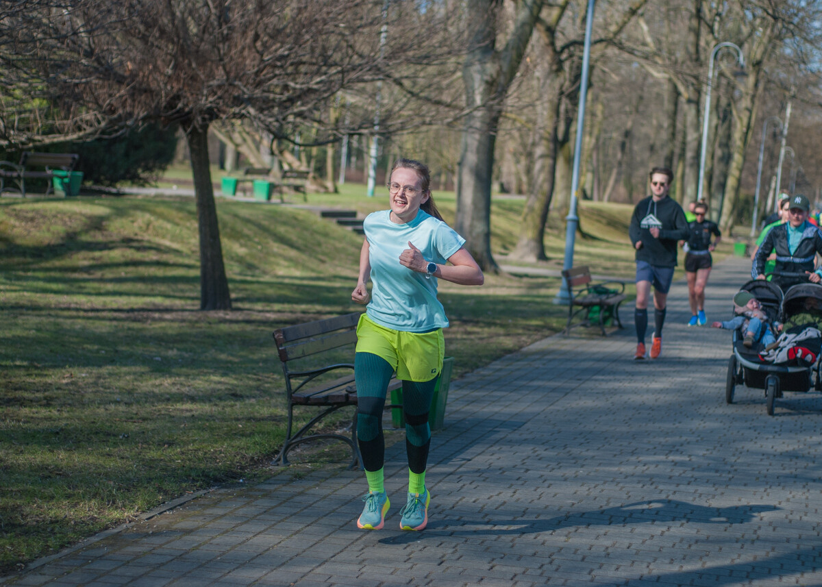 Za nami kolejna edycja spotkań biegowych parkrun Katowice. Tym razem, przy okazji okrągłej, 400. rocznicy, powitano także nadejście wiosny.