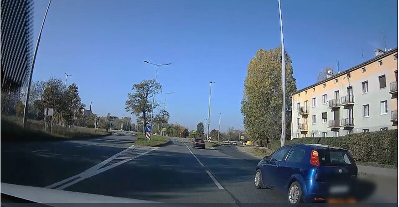 70-latek wyprzedzał przed przejściem dla pieszych. Omal nie potrącił pieszego i jego psa