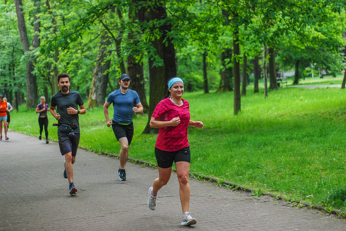 Za nami kolejna, urodzinowa edycja zawodów parkRun Katowice, to już ósmy rok działalności tej sportowej inicjatywy. Byliśmy na starcie, mamy sporo zdjęć i udało się tam także zadać kilka pytań organizatorom.