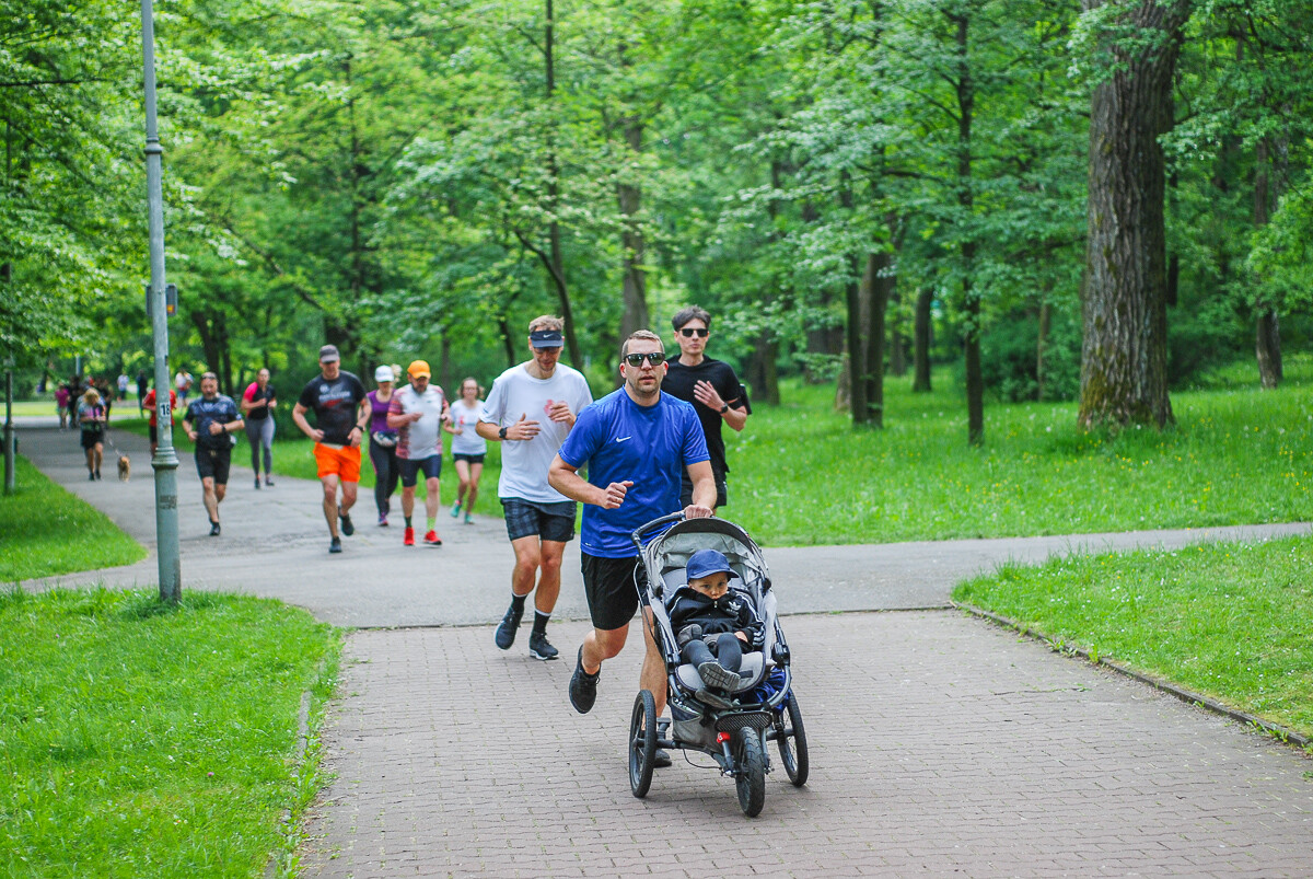 Za nami kolejna, urodzinowa edycja zawodów parkRun Katowice, to już ósmy rok działalności tej sportowej inicjatywy. Byliśmy na starcie, mamy sporo zdjęć i udało się tam także zadać kilka pytań organizatorom.
