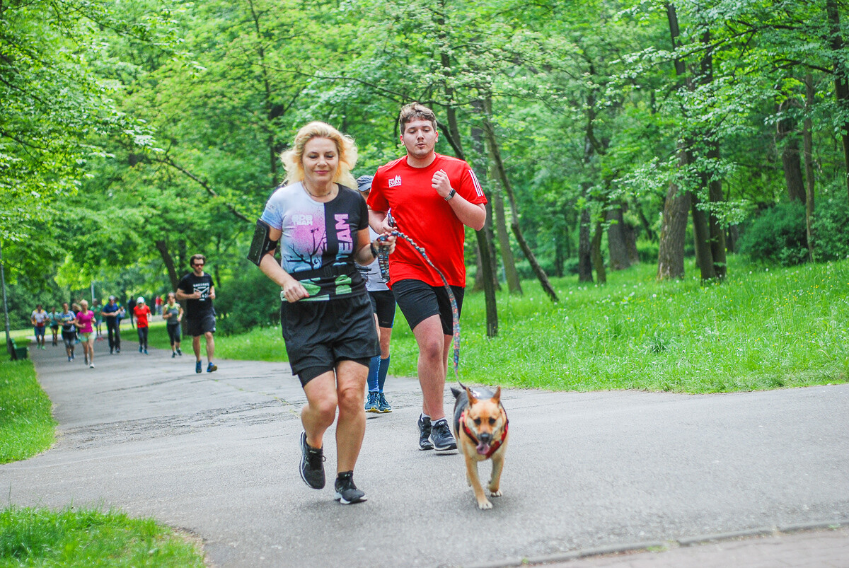 Za nami kolejna, urodzinowa edycja zawodów parkRun Katowice, to już ósmy rok działalności tej sportowej inicjatywy. Byliśmy na starcie, mamy sporo zdjęć i udało się tam także zadać kilka pytań organizatorom.