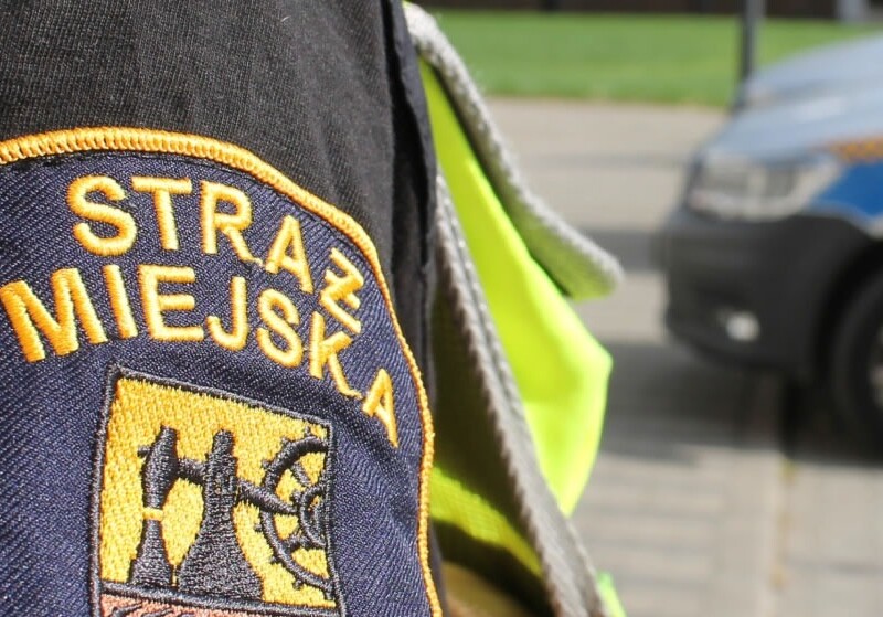 Atak nożem na rynku! Agresywną kobietę obezwładnili strażnicy miejscy