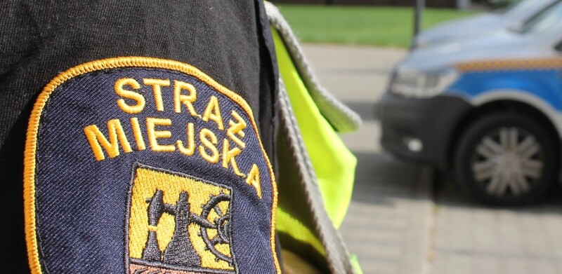 Atak nożem na rynku! Agresywną kobietę obezwładnili strażnicy miejscy