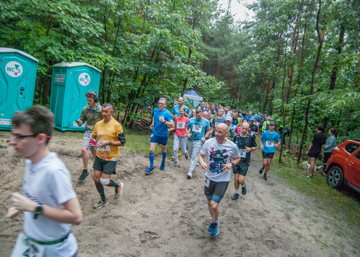 Za nami sierpniowa odsłona tegorocznej serii Biegu Dzika. Mimo niepogody, na starcie stawił się tłum uczestników, zarówno biegaczy, jak i zawodników nordic walking.
