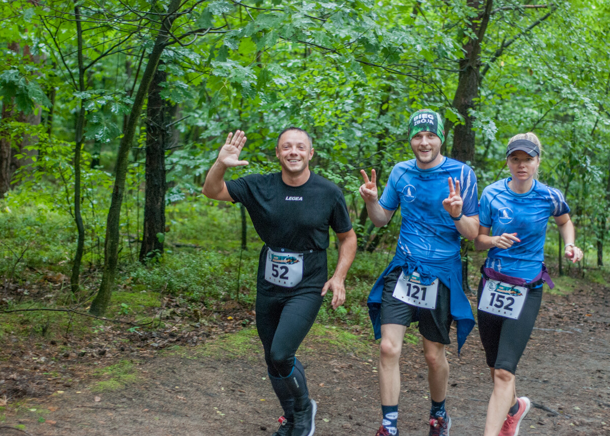 Za nami sierpniowa odsłona tegorocznej serii Biegu Dzika. Mimo niepogody, na starcie stawił się tłum uczestników, zarówno biegaczy, jak i zawodników nordic walking.