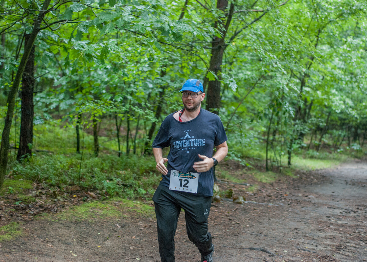 Za nami sierpniowa odsłona tegorocznej serii Biegu Dzika. Mimo niepogody, na starcie stawił się tłum uczestników, zarówno biegaczy, jak i zawodników nordic walking.